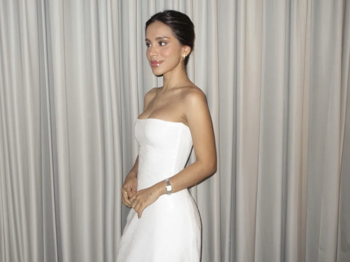 Sofía Serrano con vestido blanco